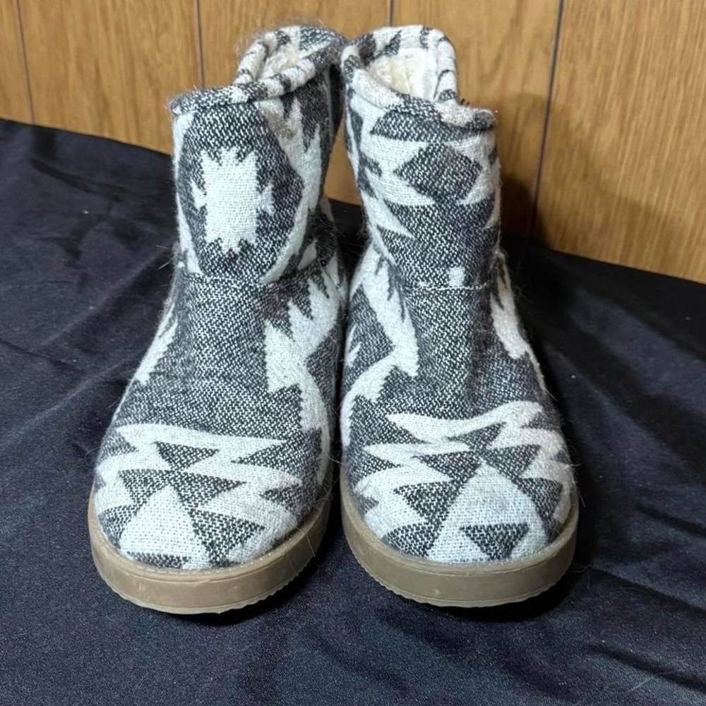 Grey and white knit ankle boots with faux fur lining‎ Size 9.5 Womens